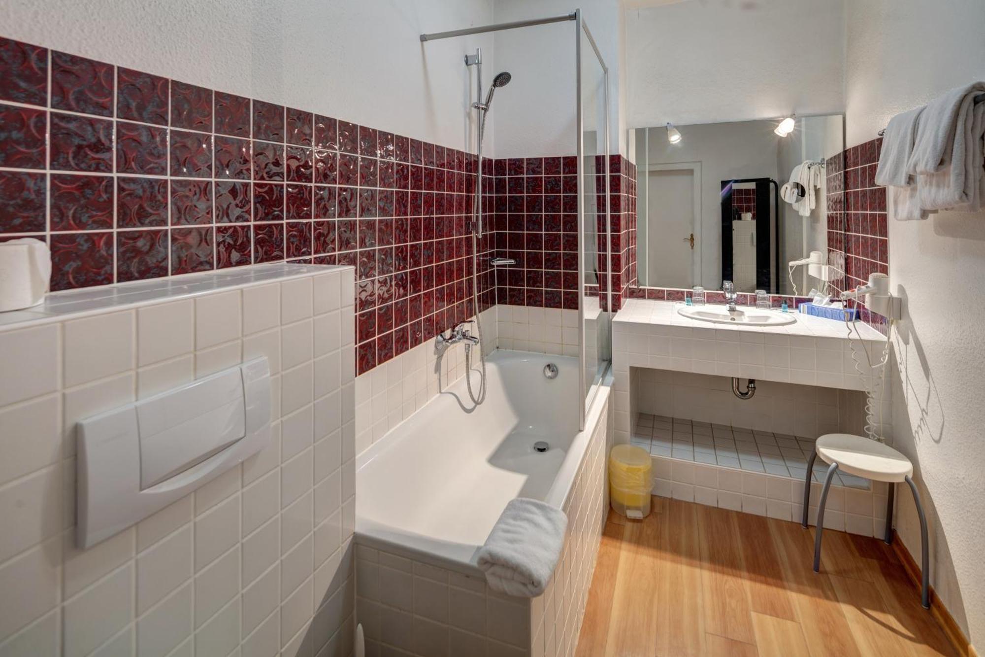 Hotel Leander Bitburg Bagian luar foto