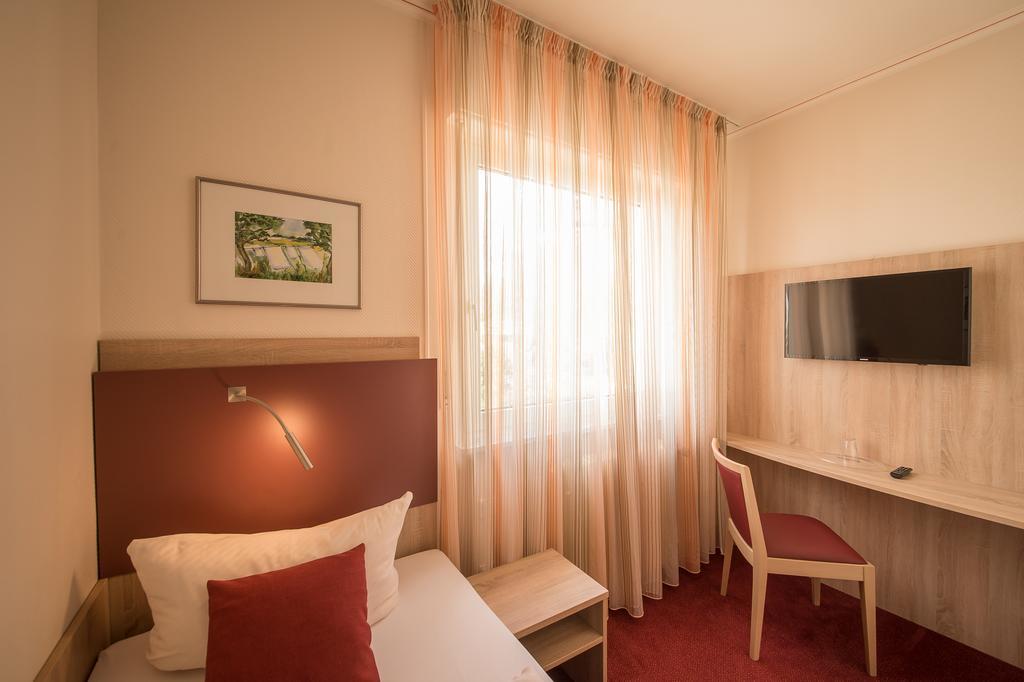 Hotel Leander Bitburg Bagian luar foto