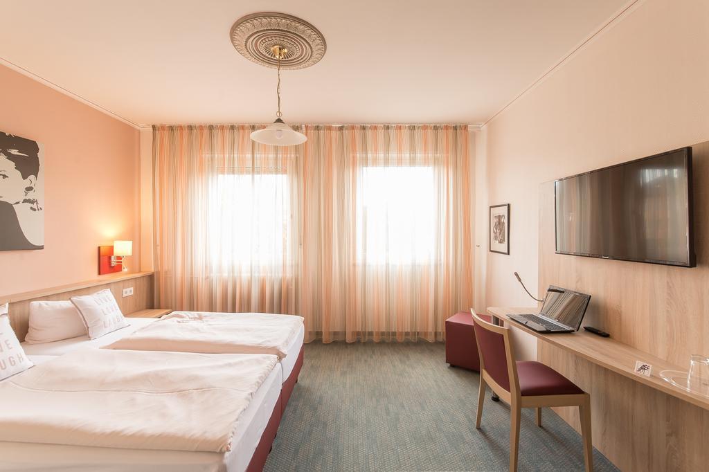 Hotel Leander Bitburg Bagian luar foto